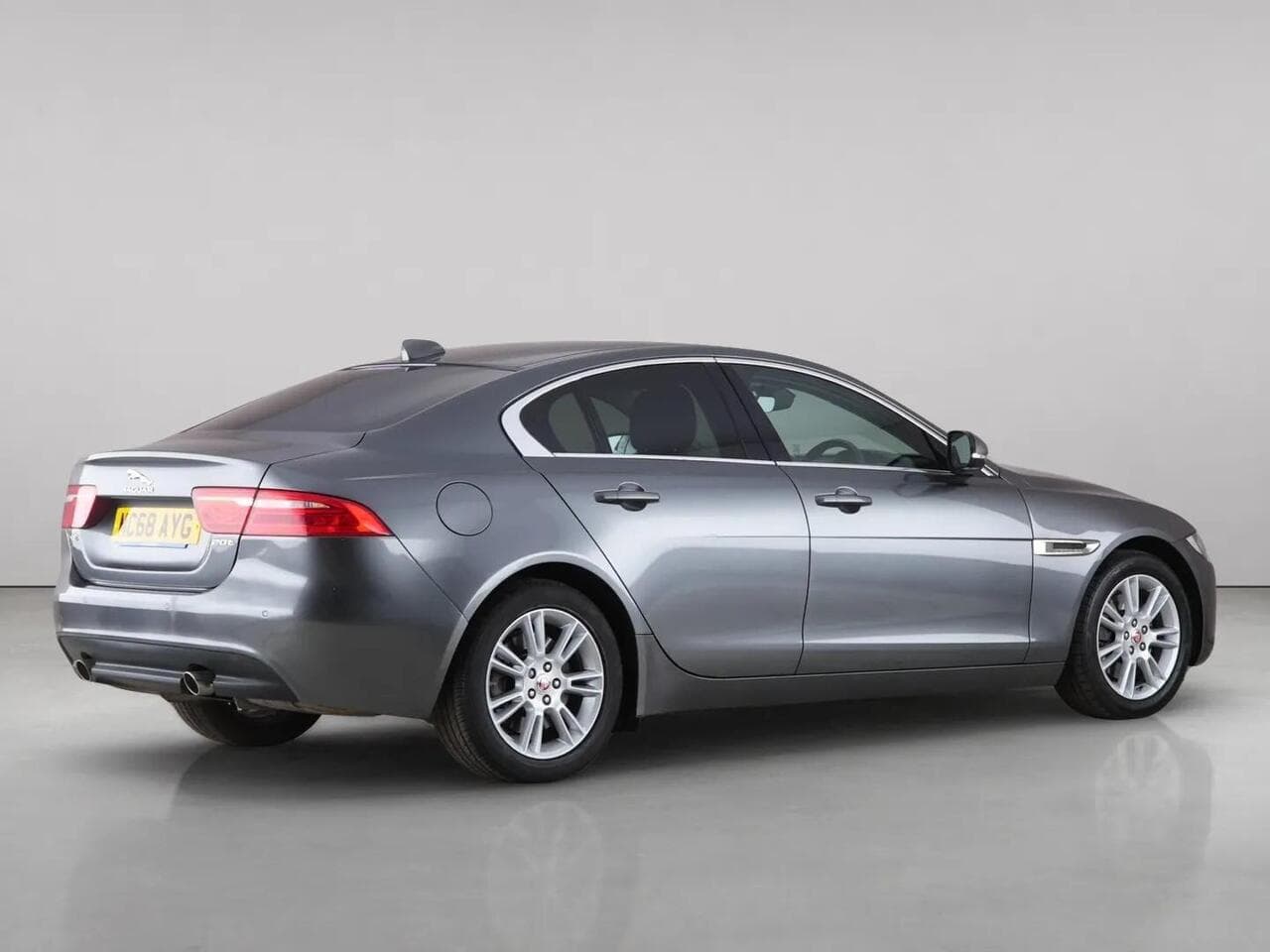 Jaguar XE thumbnail Rear Right