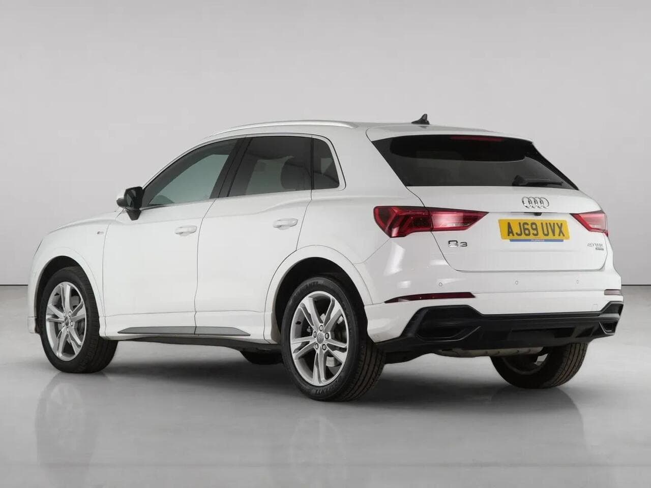Audi Q3 thumbnail Rear Left
