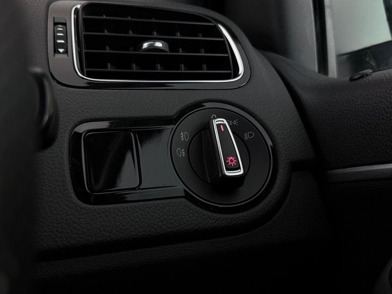 Volkswagen Polo thumbnail Misc Controls