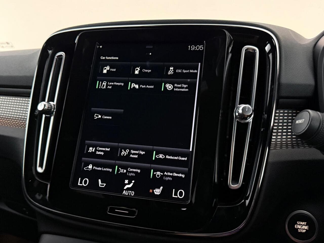 Volvo XC40 thumbnail Infotainment System