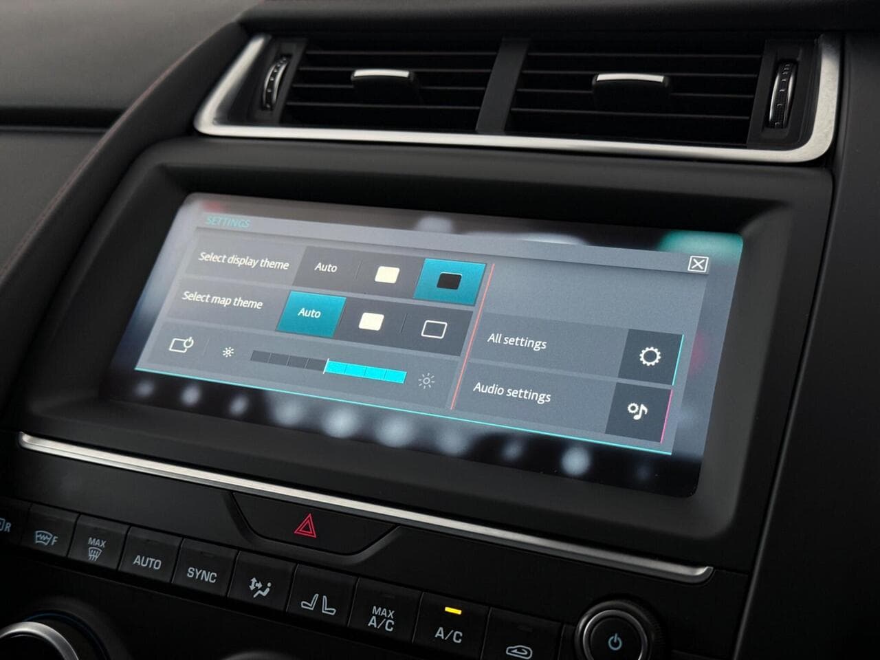 Jaguar E-PACE thumbnail Infotainment System