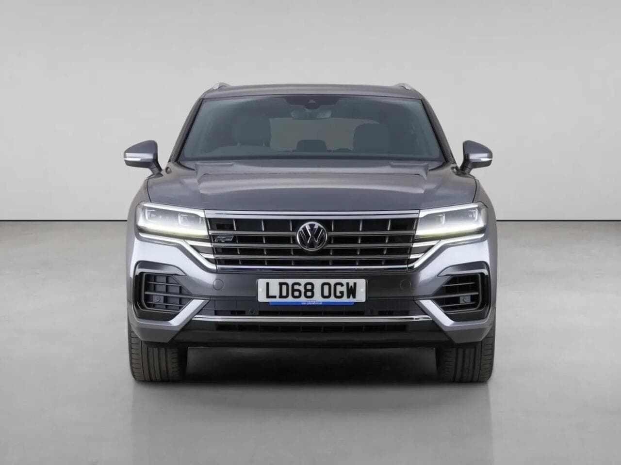 Volkswagen Touareg thumbnail Front