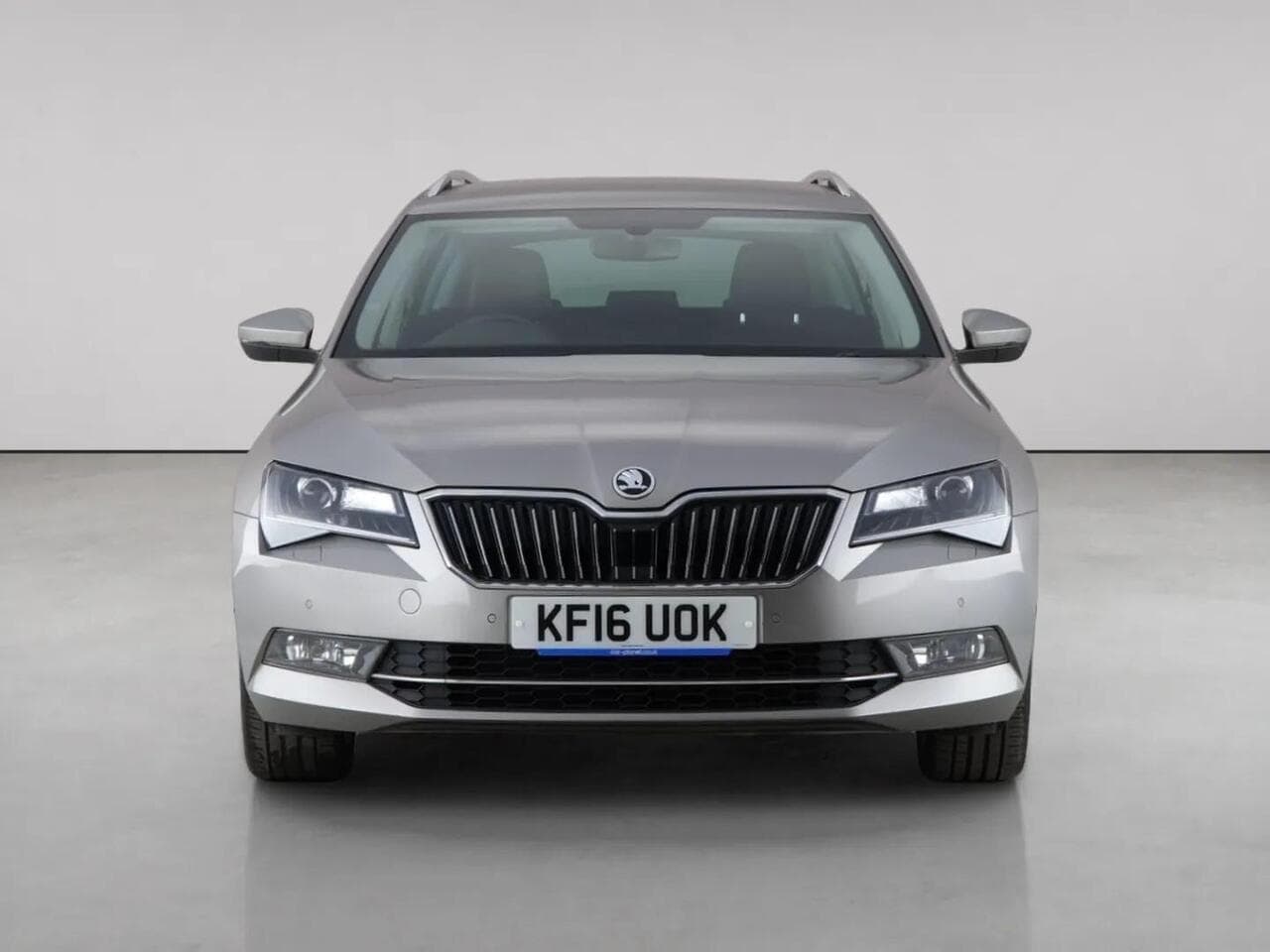 Skoda Superb thumbnail Front