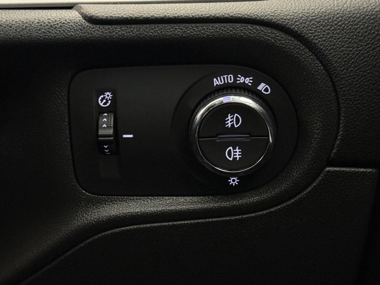 Vauxhall Grandland thumbnail Misc Controls