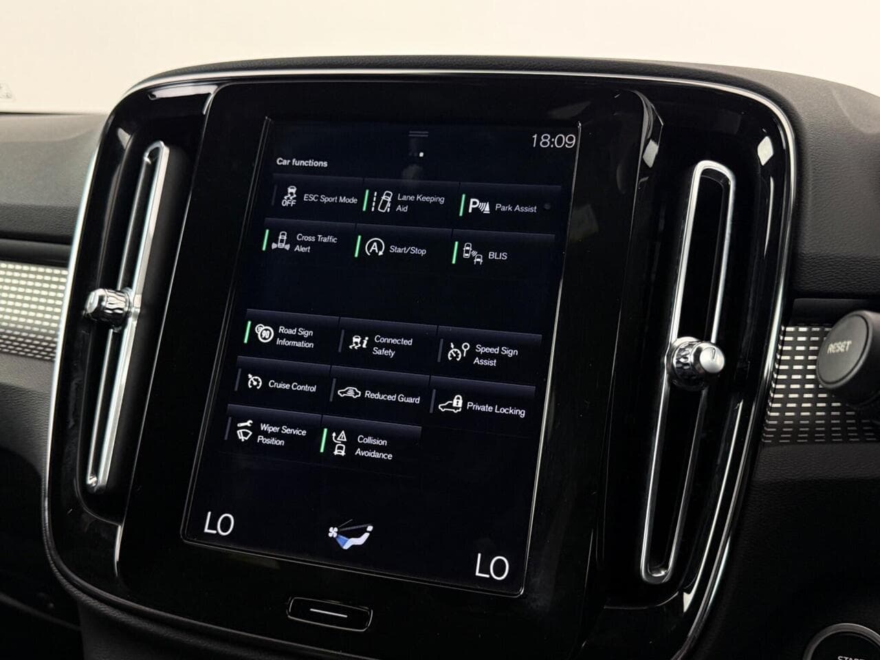 Volvo XC40 thumbnail Infotainment System