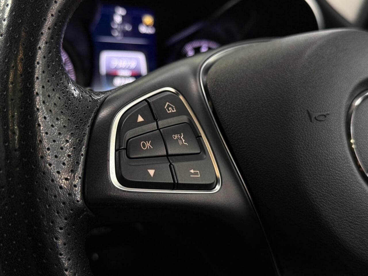 Mercedes-Benz C Class thumbnail Misc Controls