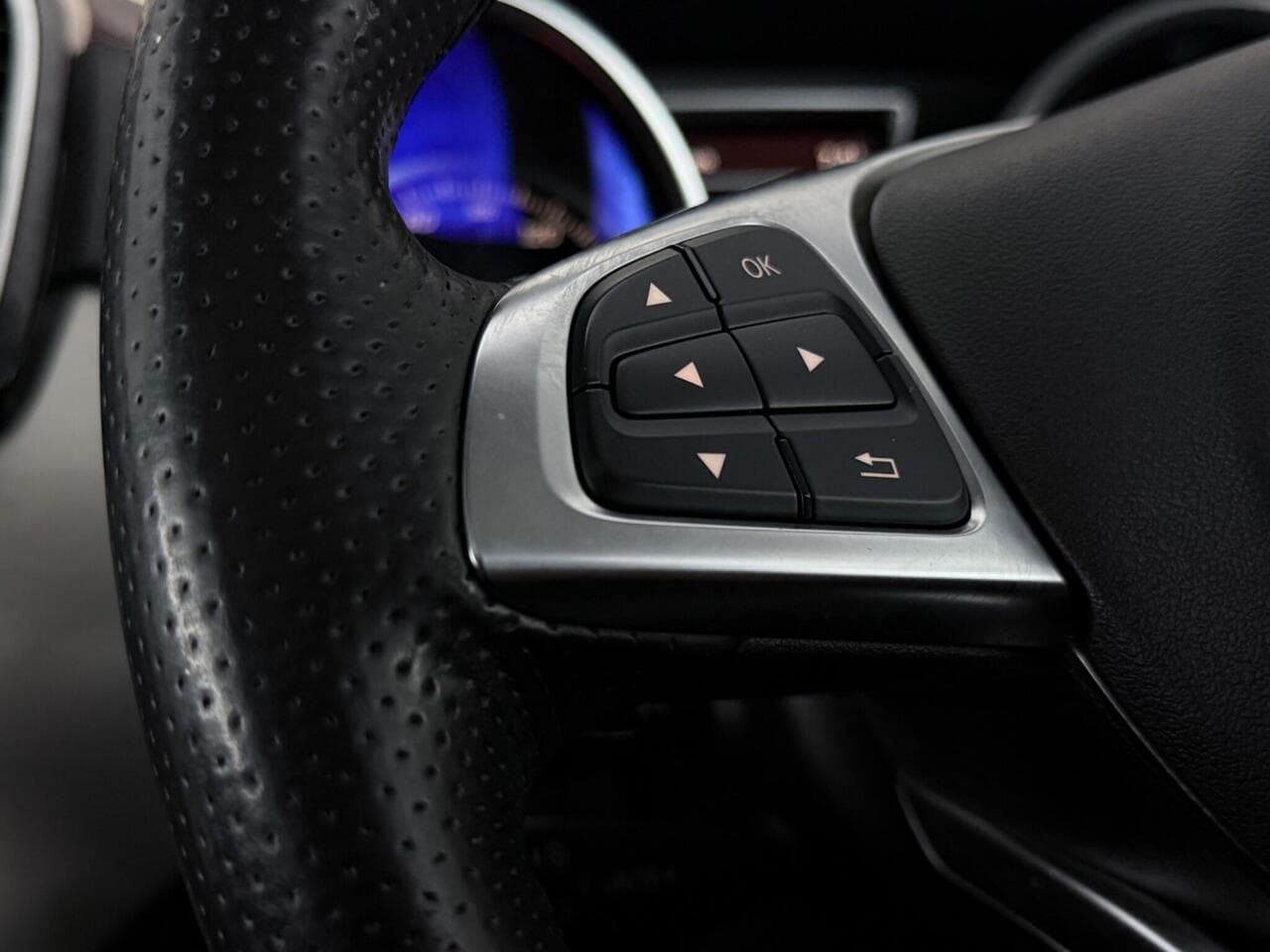 Mercedes-Benz GLE thumbnail Misc Controls