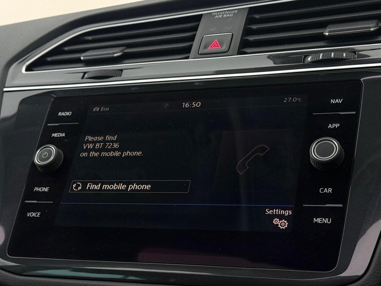 Volkswagen Tiguan thumbnail Infotainment System