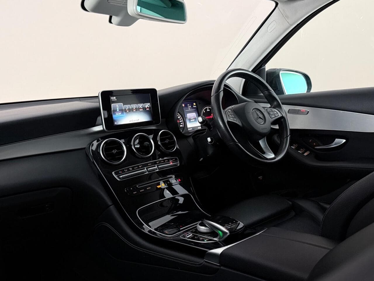 Mercedes-Benz GLC thumbnail Interior Front