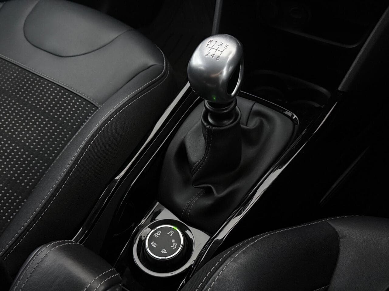 Peugeot 2008 thumbnail Interior Front