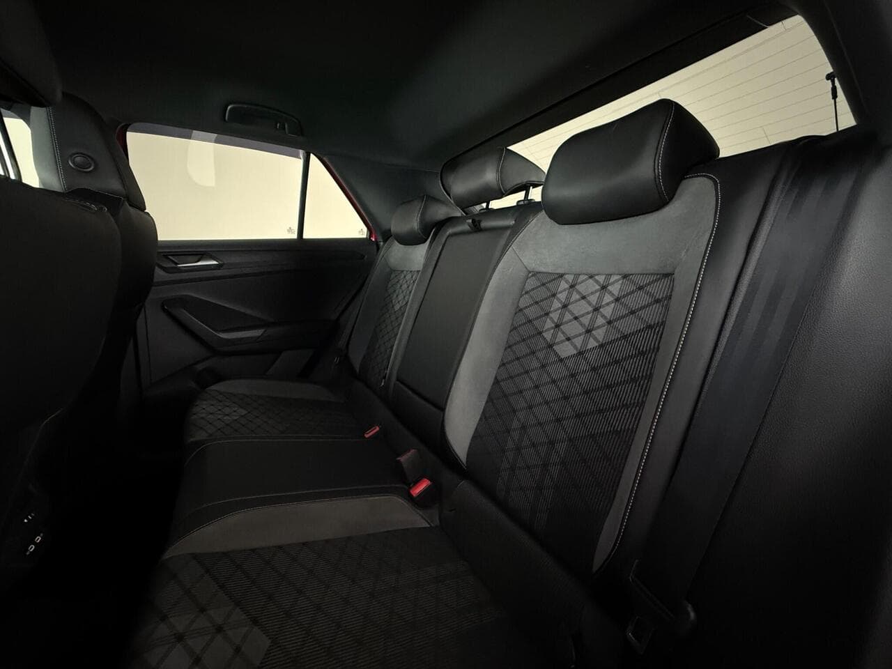 Volkswagen T-Roc thumbnail Seats Rear