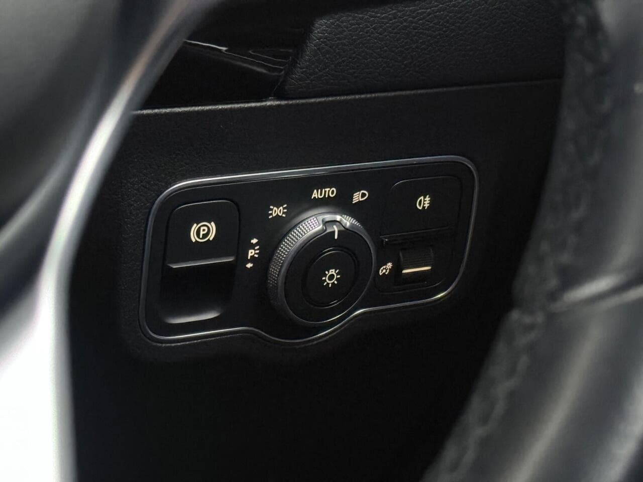 Mercedes-Benz GLA thumbnail Misc Controls
