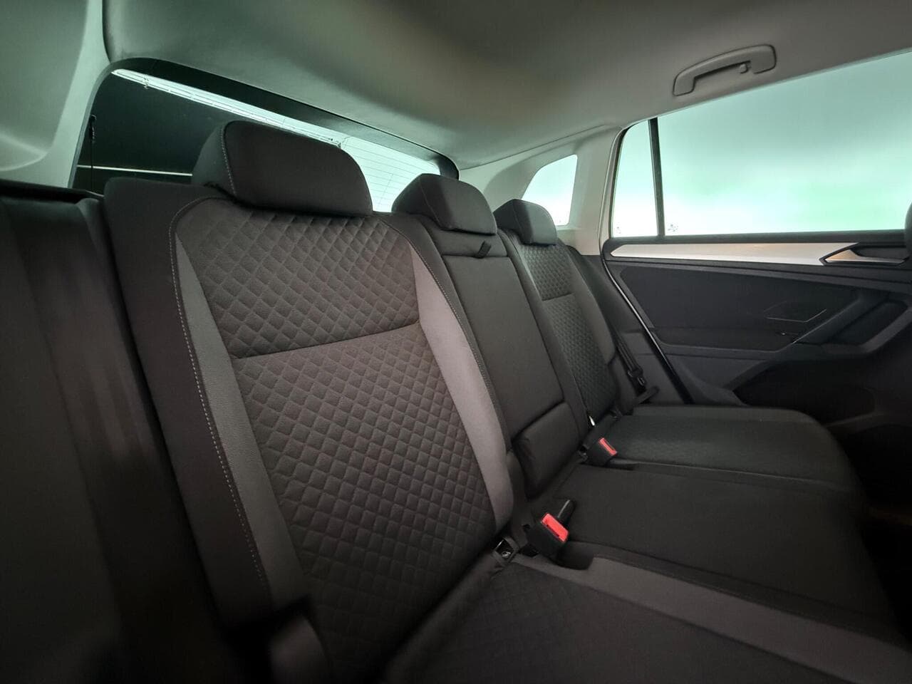 Volkswagen Tiguan thumbnail Seats Rear