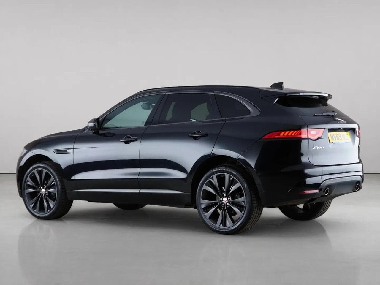 Jaguar F-PACE thumbnail Side Left
