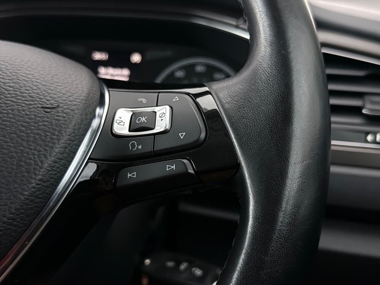 Volkswagen T-Roc thumbnail Misc Controls