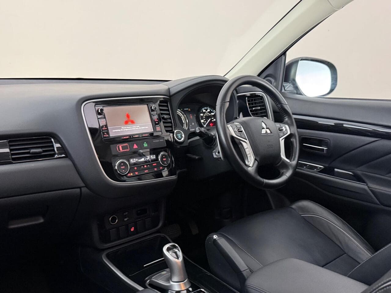 Mitsubishi Outlander thumbnail Interior Front