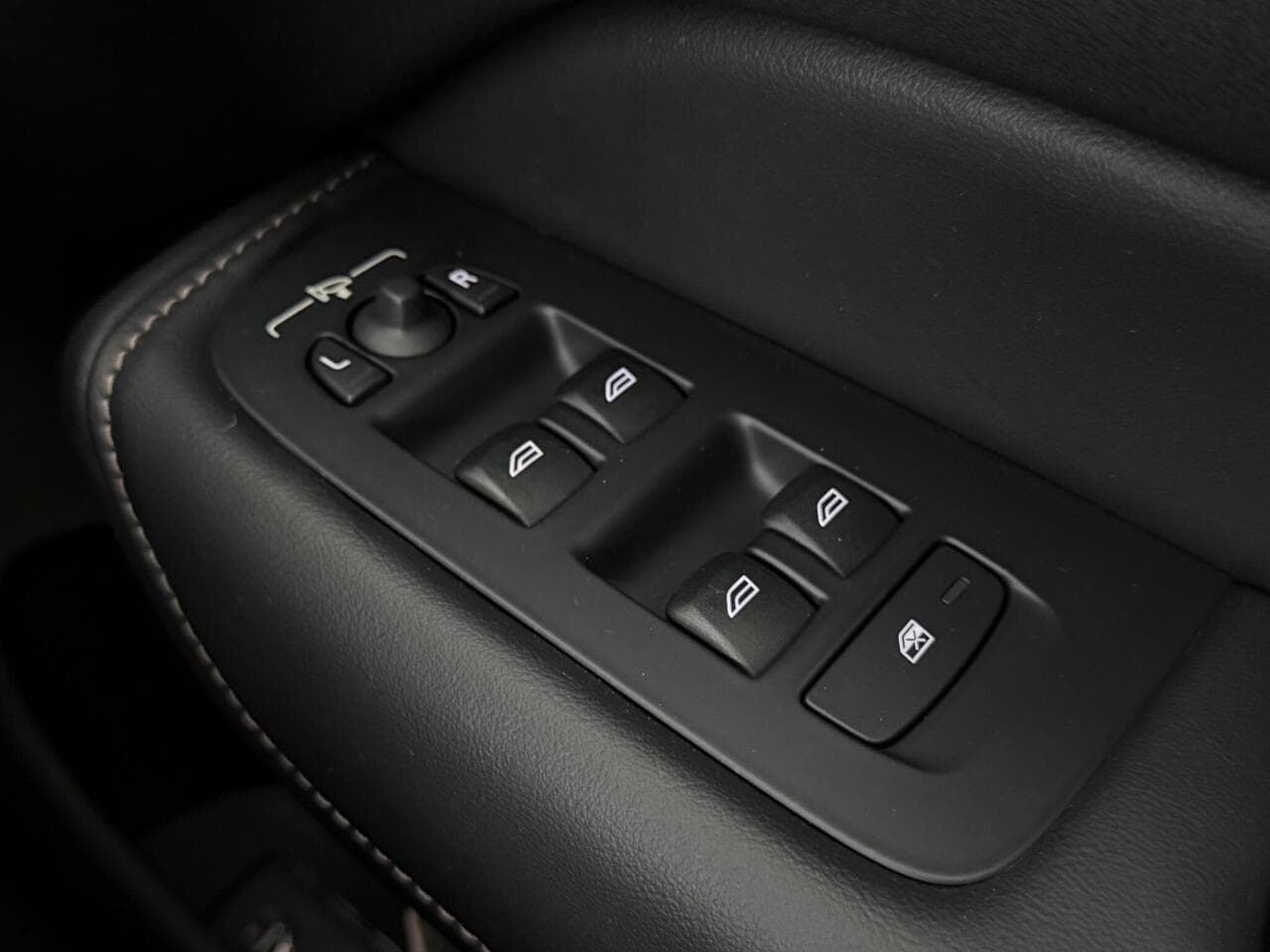 Volvo XC60 thumbnail Misc Controls