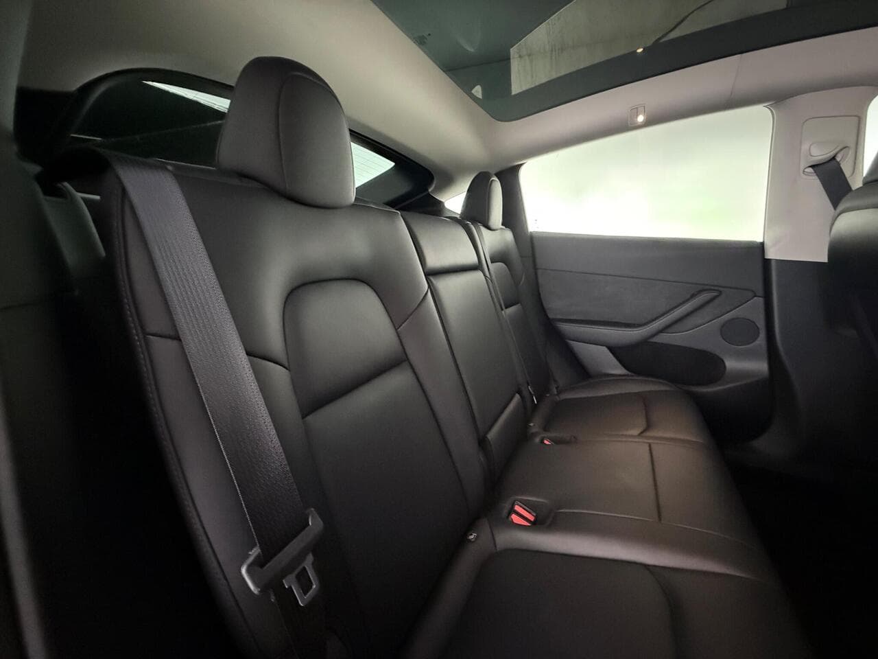 Tesla Model Y thumbnail Seats Rear