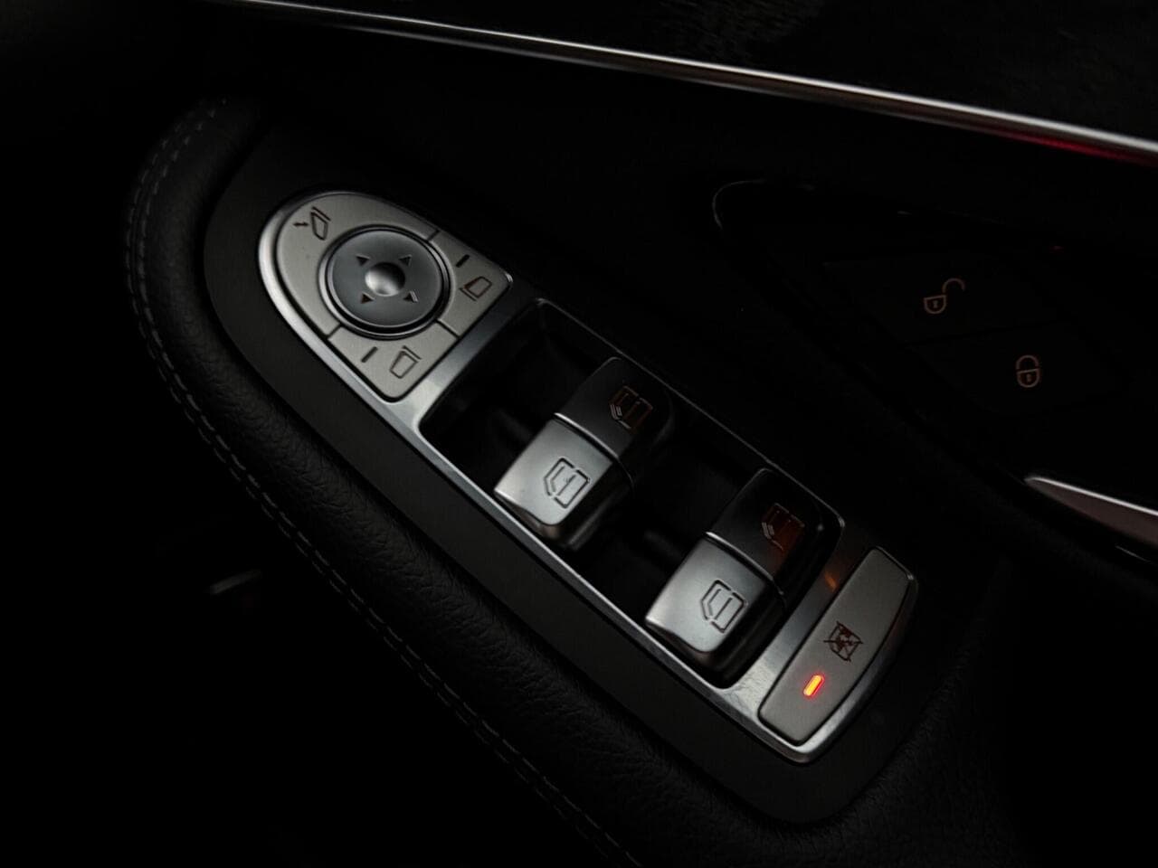 Mercedes-Benz GLC thumbnail Interior Front