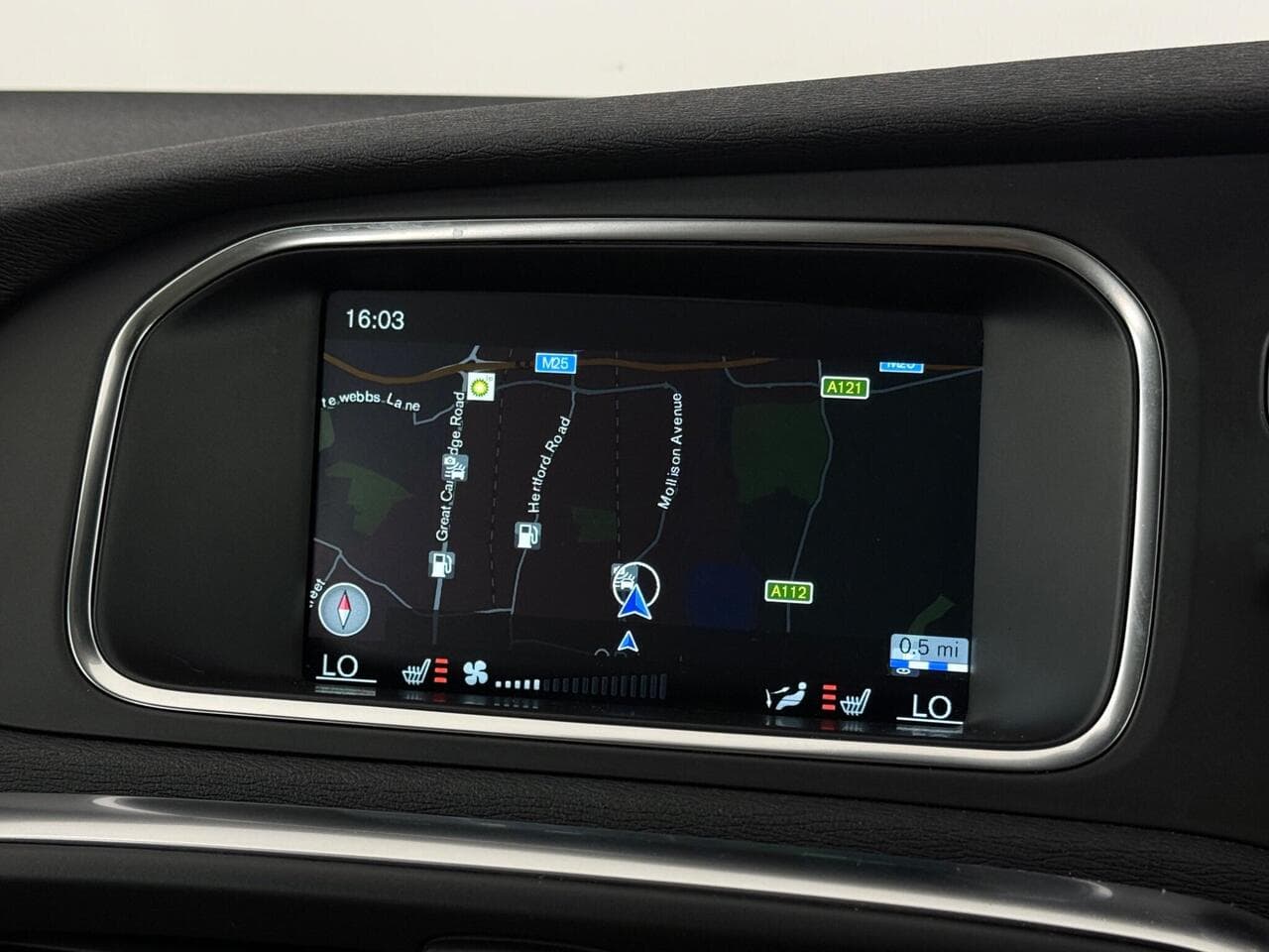 Volvo V40 thumbnail Infotainment System