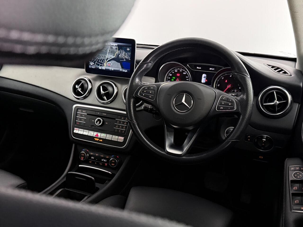 Mercedes-Benz GLA thumbnail Interior Front