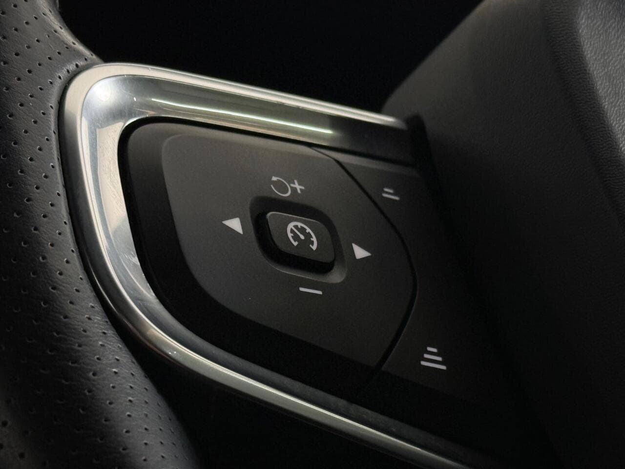 Volvo XC40 thumbnail Misc Controls