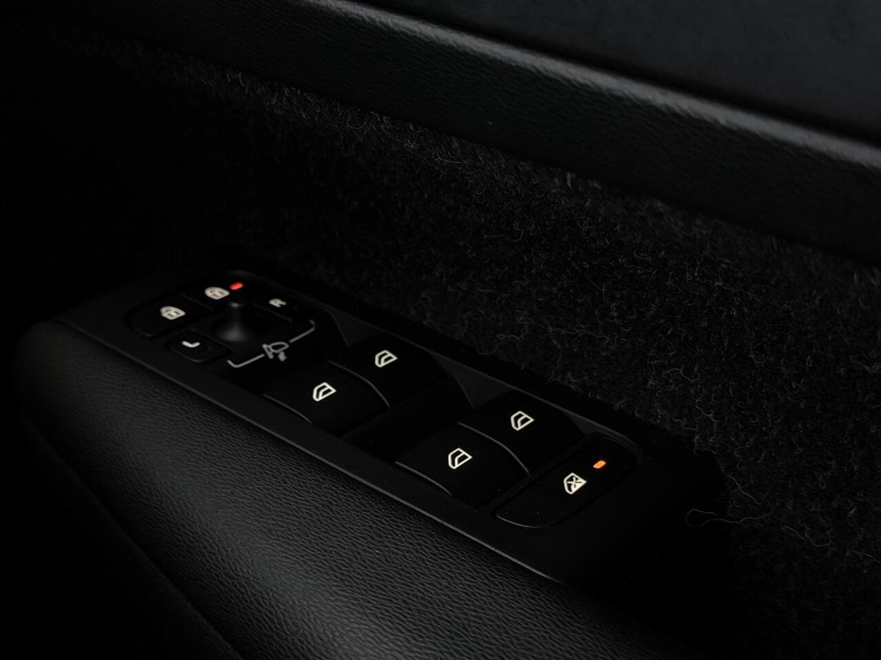 Volvo XC40 thumbnail Misc Controls