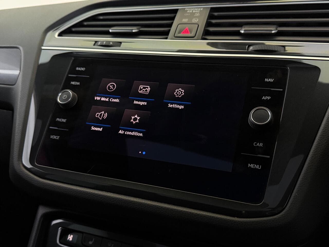 Volkswagen Tiguan thumbnail Infotainment System
