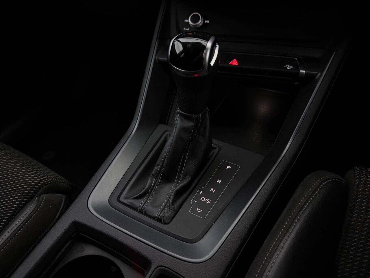 Audi Q3 thumbnail Interior Front