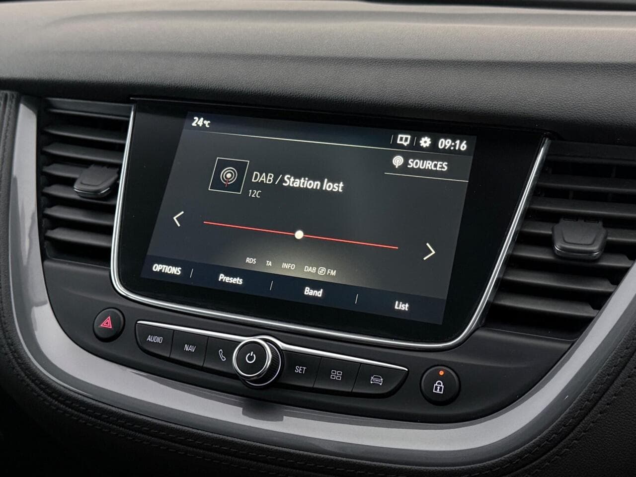 Vauxhall Grandland X thumbnail Infotainment System