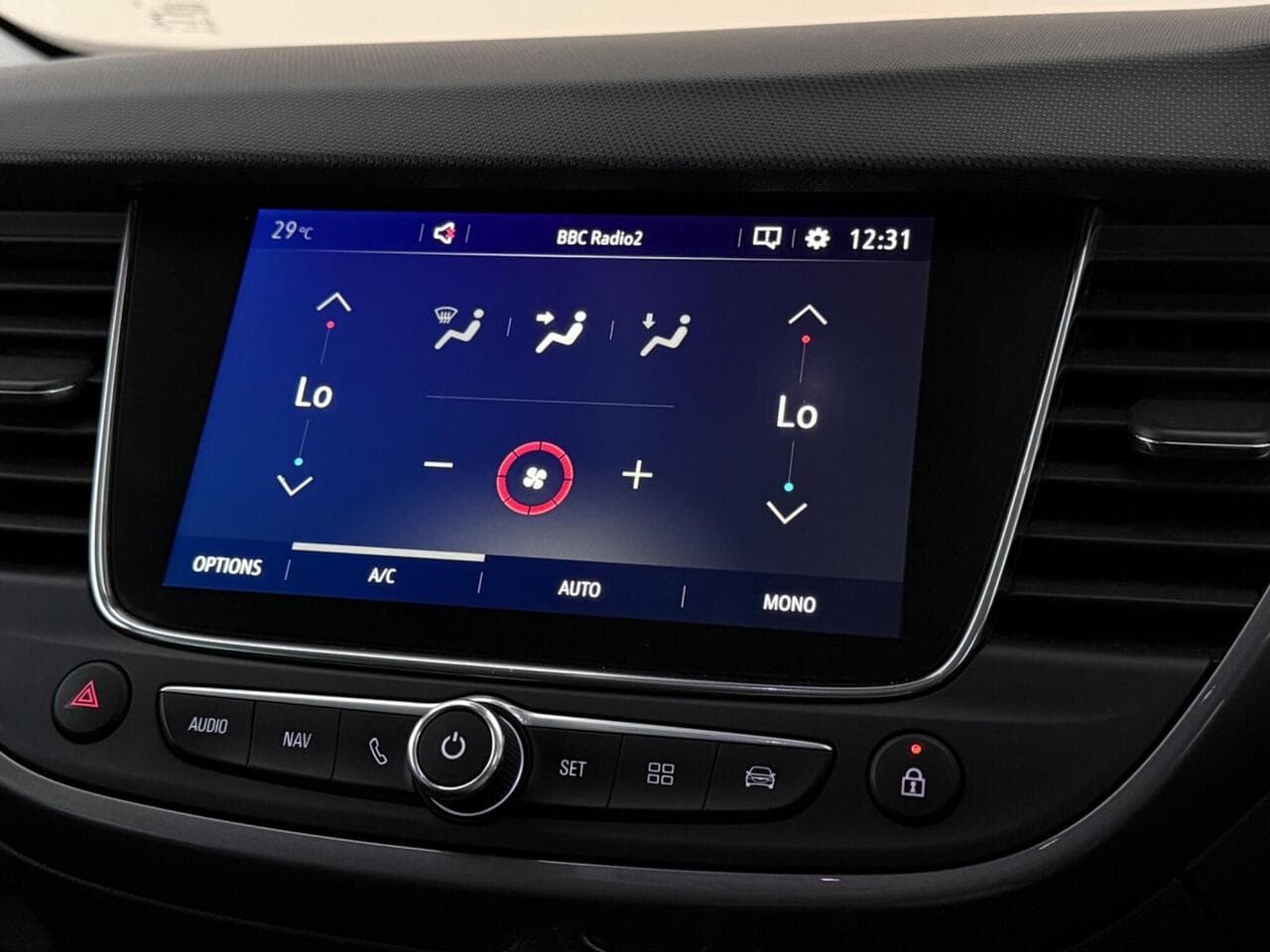 Vauxhall Crossland X thumbnail Infotainment System