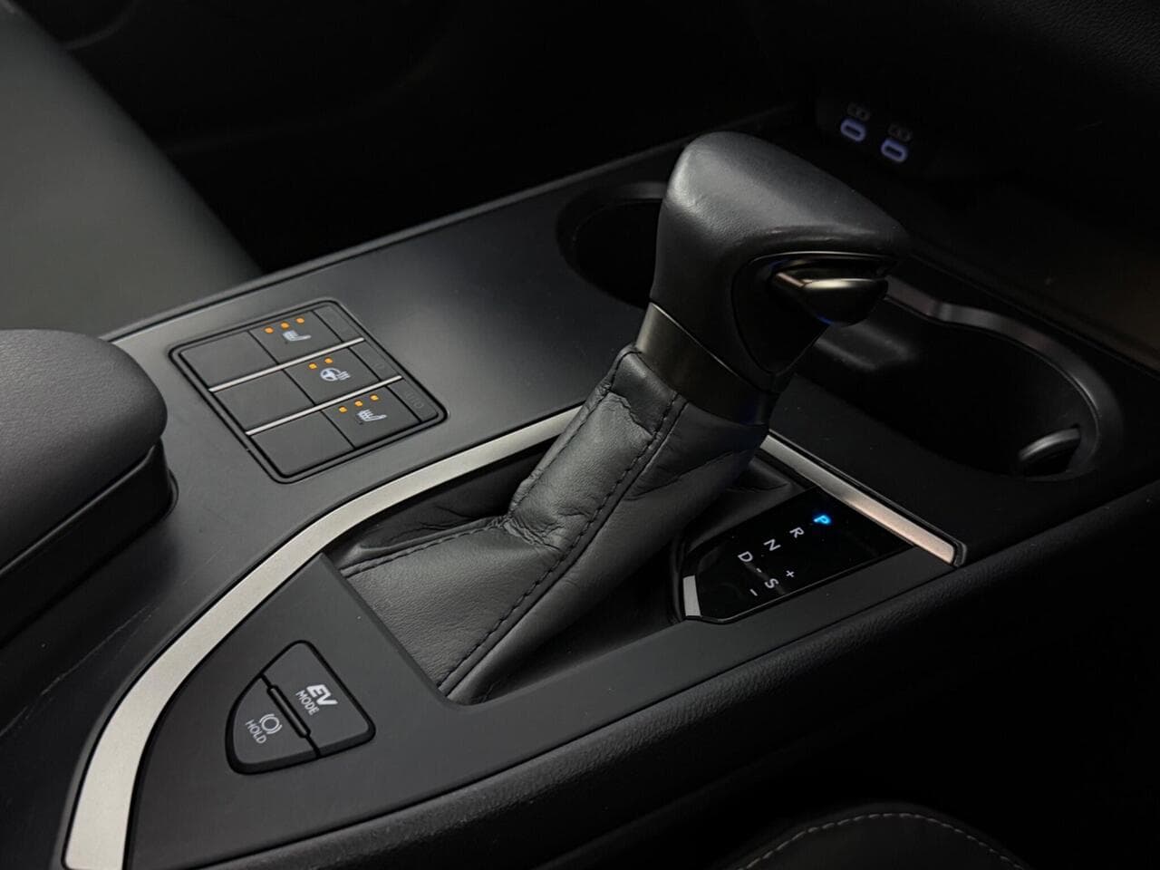 Lexus UX thumbnail Interior Front