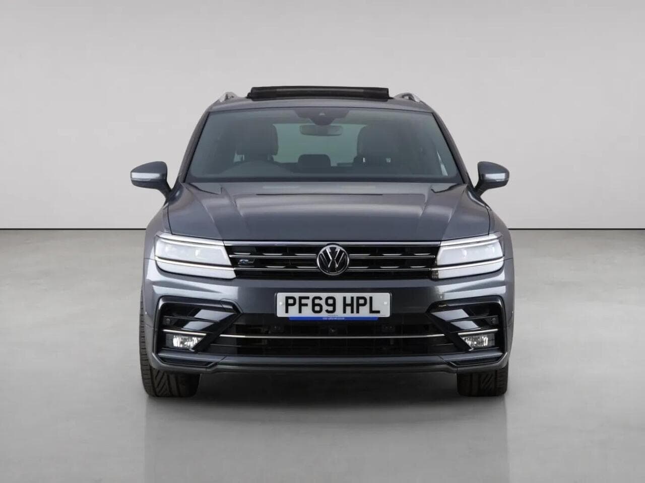 Volkswagen Tiguan thumbnail Front