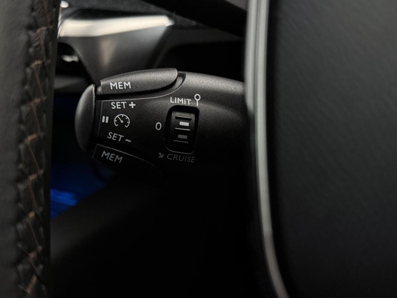 Peugeot 3008 thumbnail Misc Controls