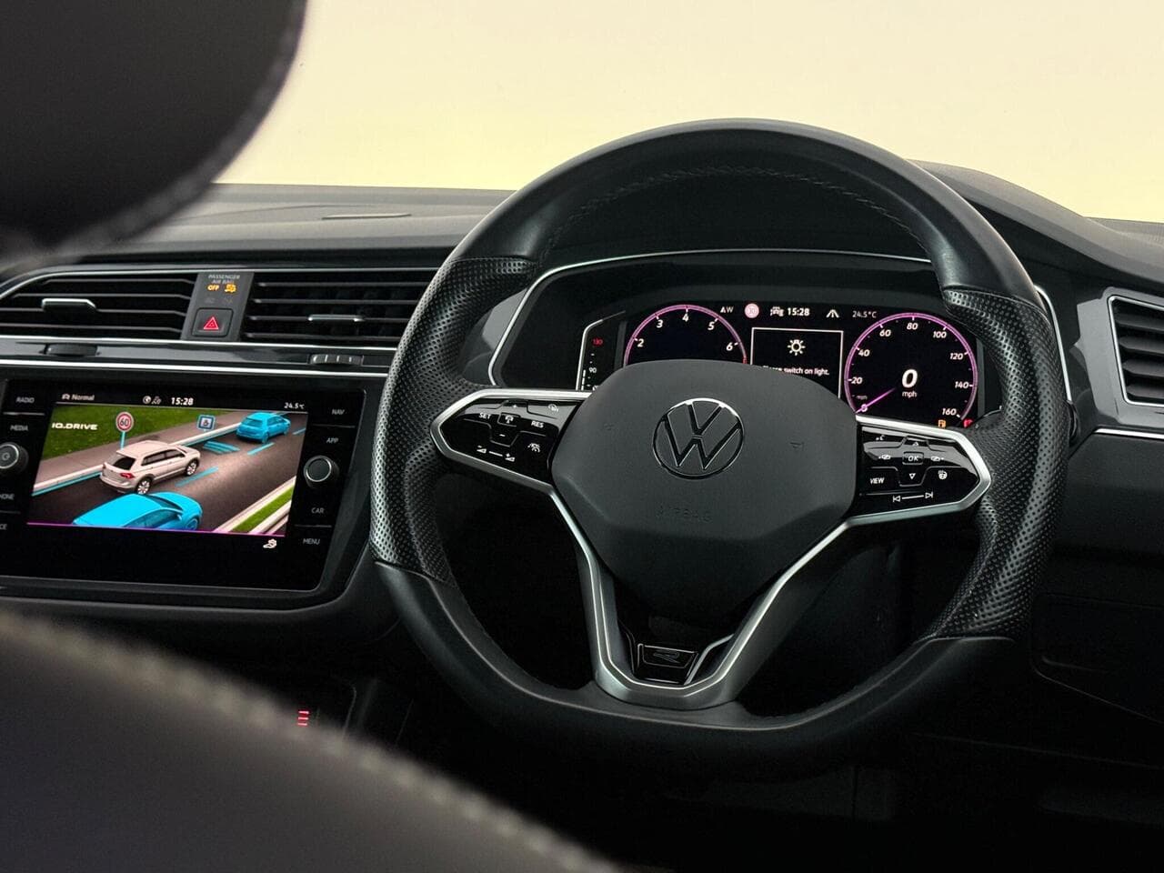 Volkswagen Tiguan thumbnail Steering Wheel