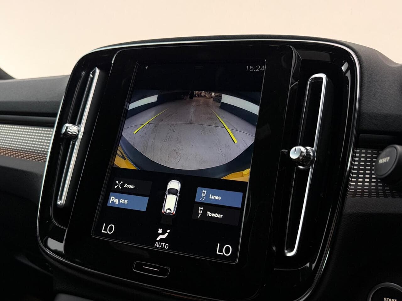 Volvo XC40 thumbnail Infotainment System