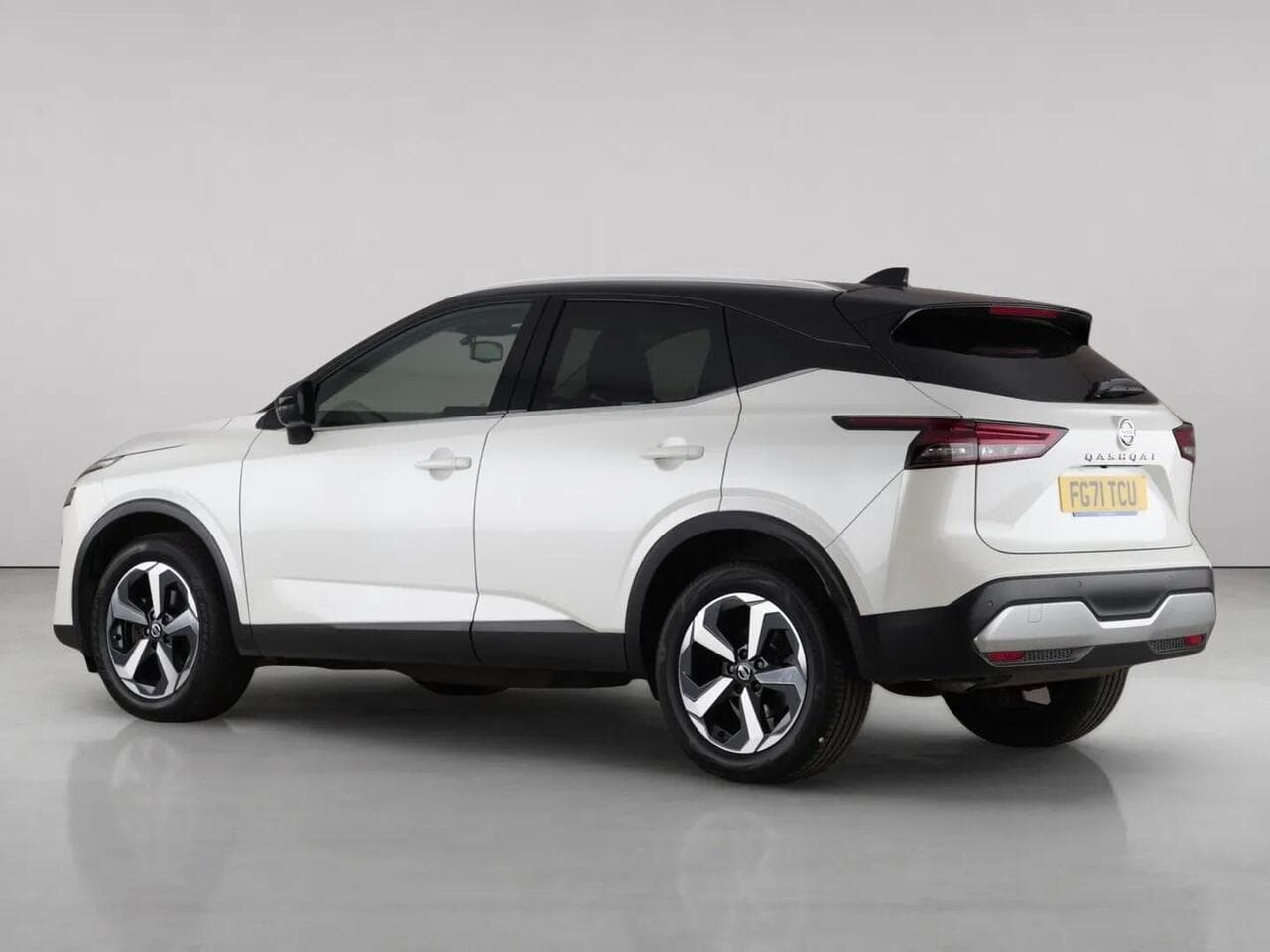 Nissan Qashqai thumbnail Rear Left