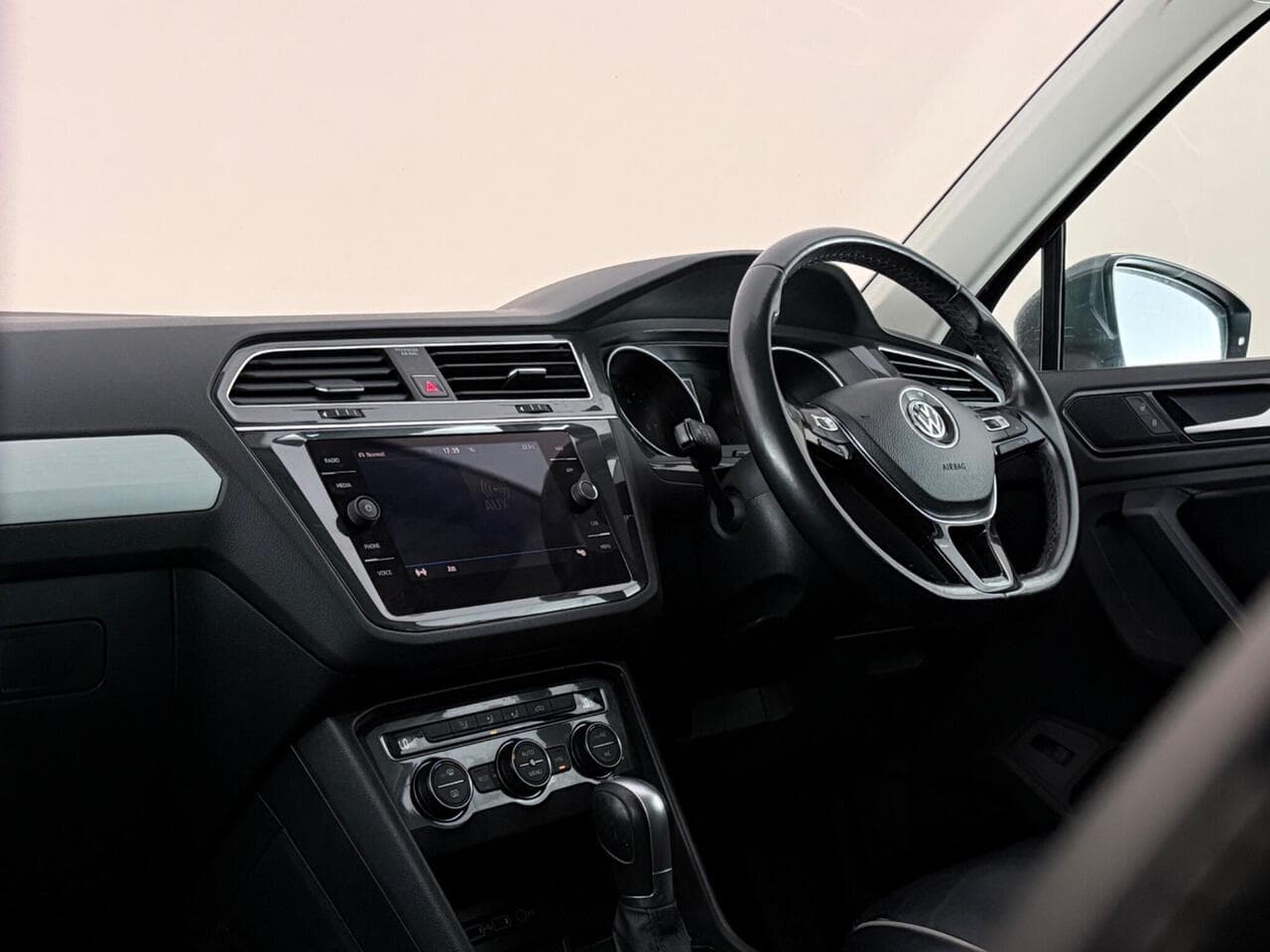 Volkswagen Tiguan thumbnail Interior Front