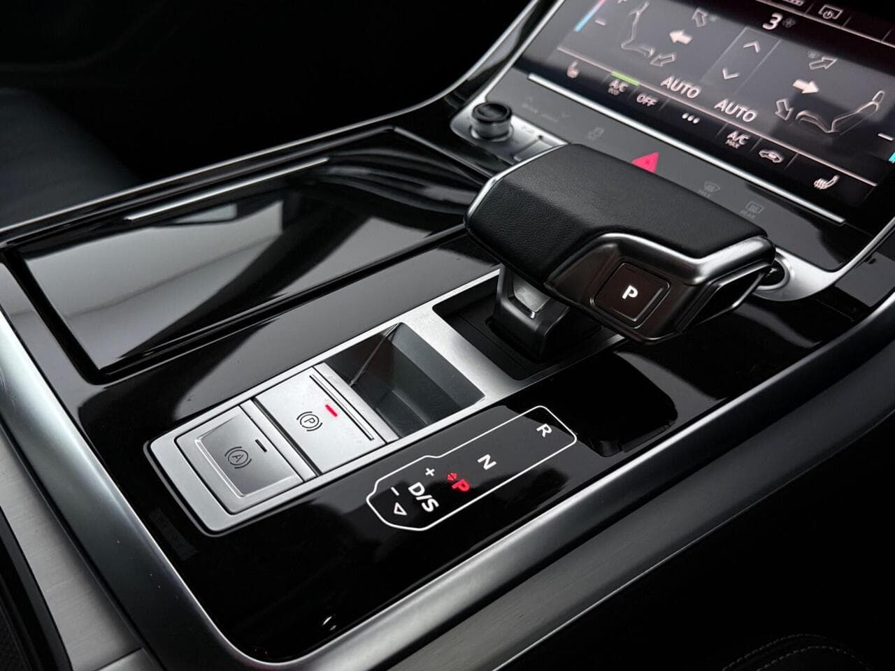 Audi Q8 thumbnail Interior Front