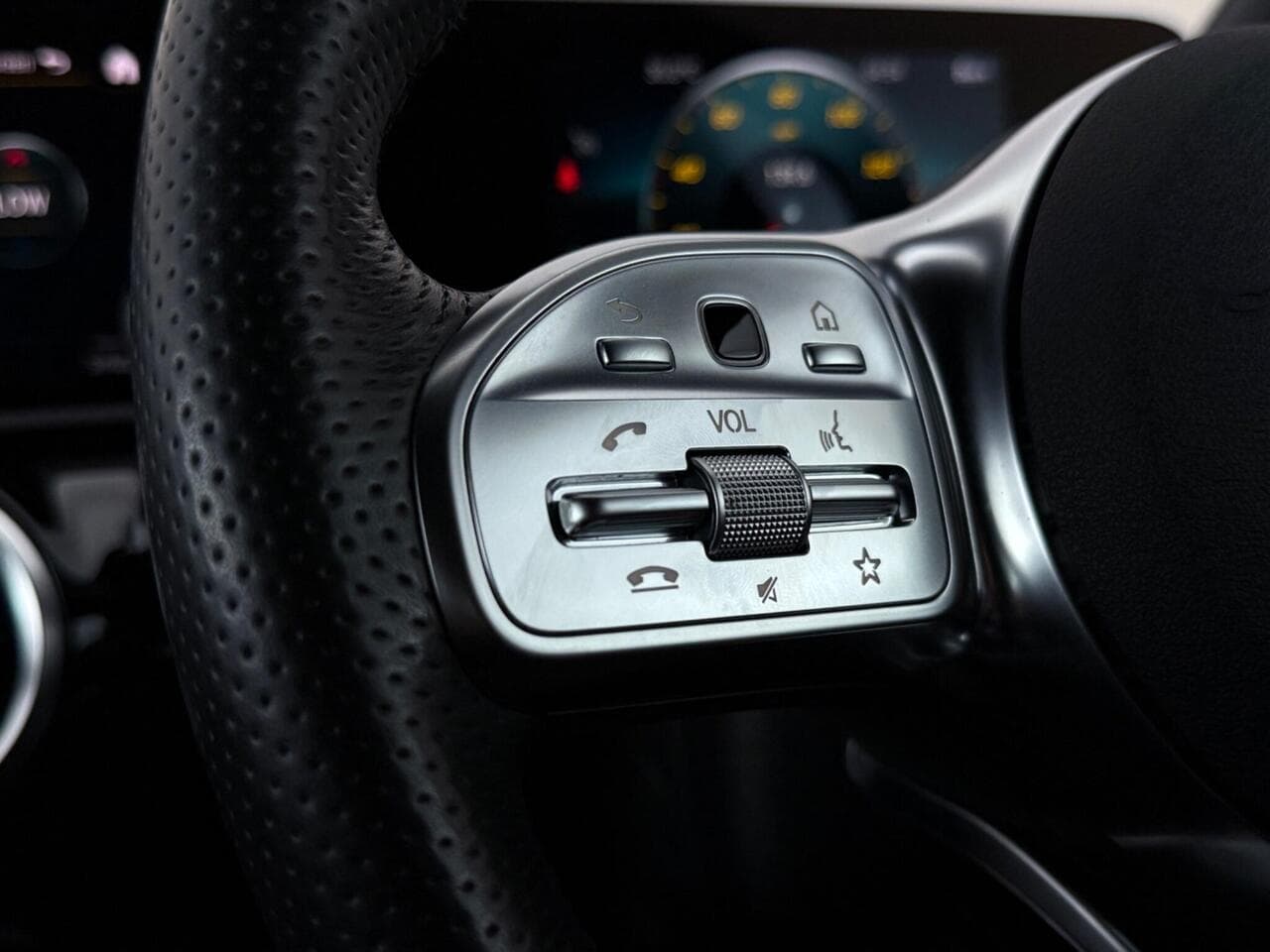 Mercedes-Benz CLA thumbnail Misc Controls