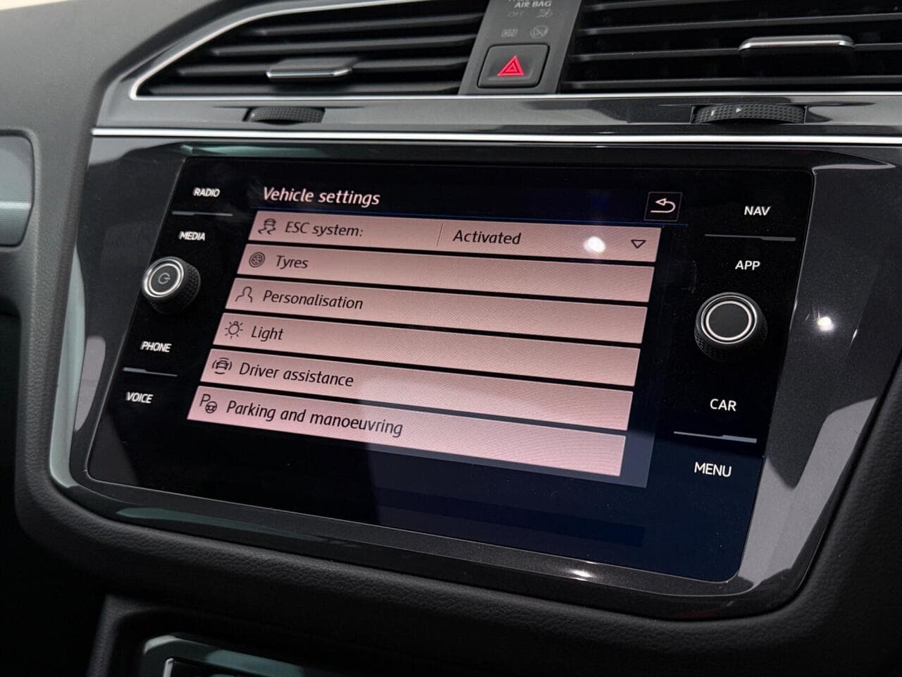 Volkswagen Tiguan thumbnail Infotainment System