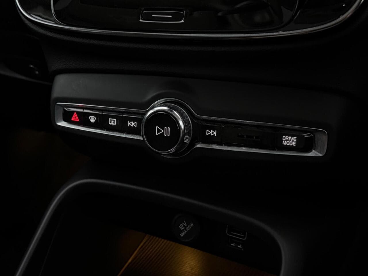 Volvo XC40 thumbnail Misc Controls