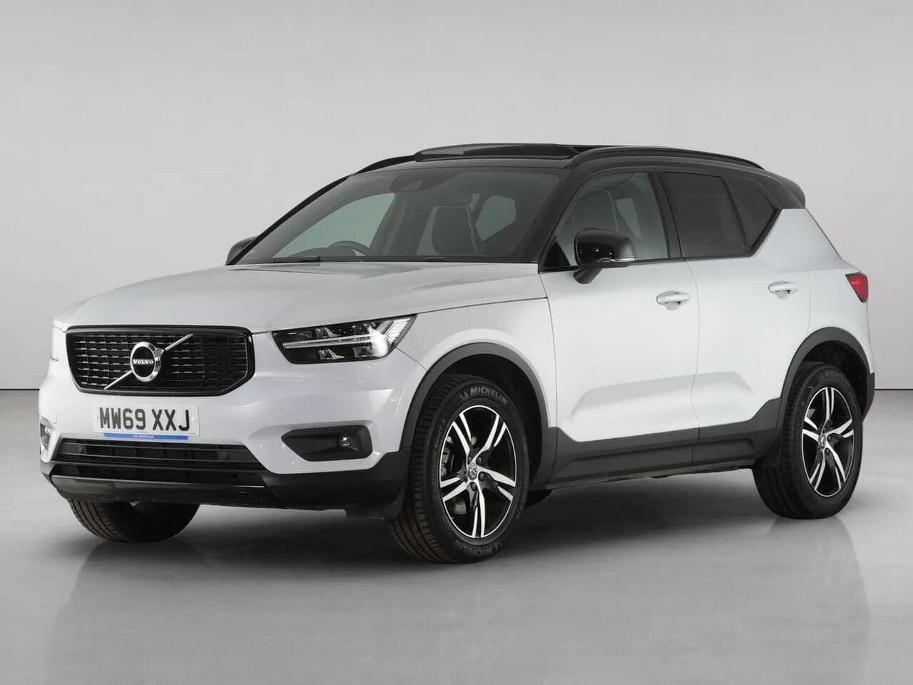 Volvo XC40 thumbnail Front Left