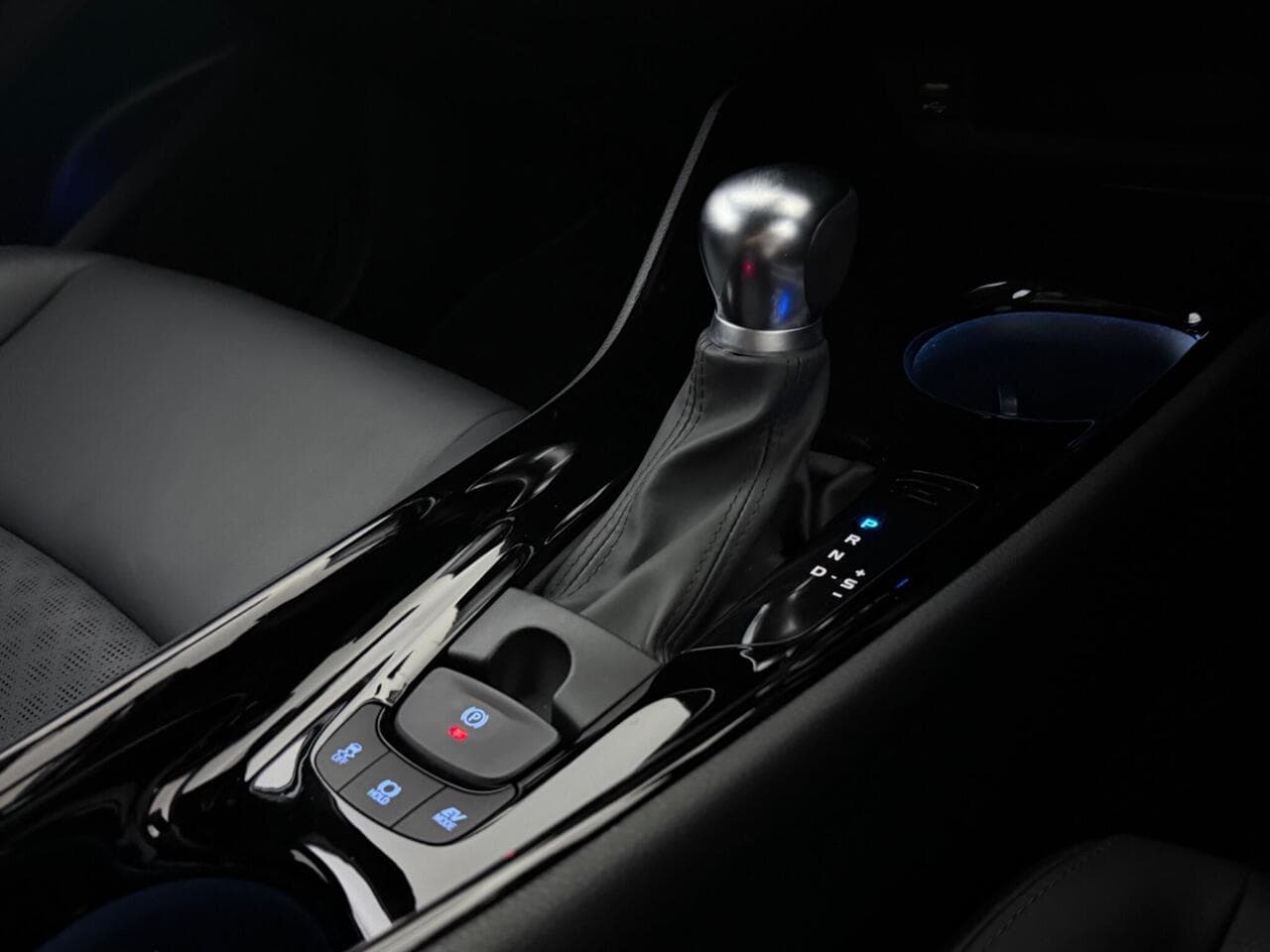 Toyota C-HR thumbnail Interior Front