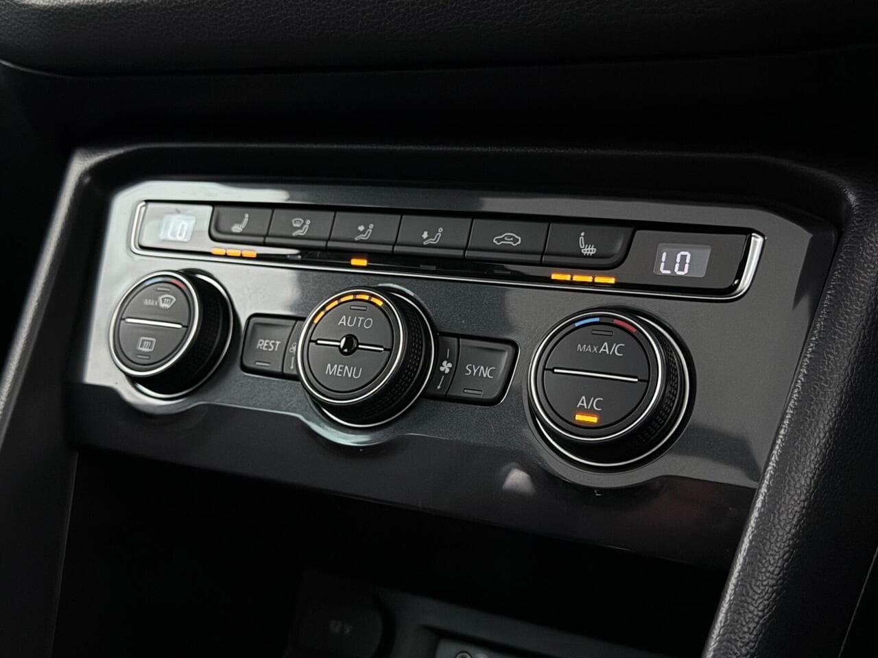 Volkswagen Tiguan thumbnail Interior Front