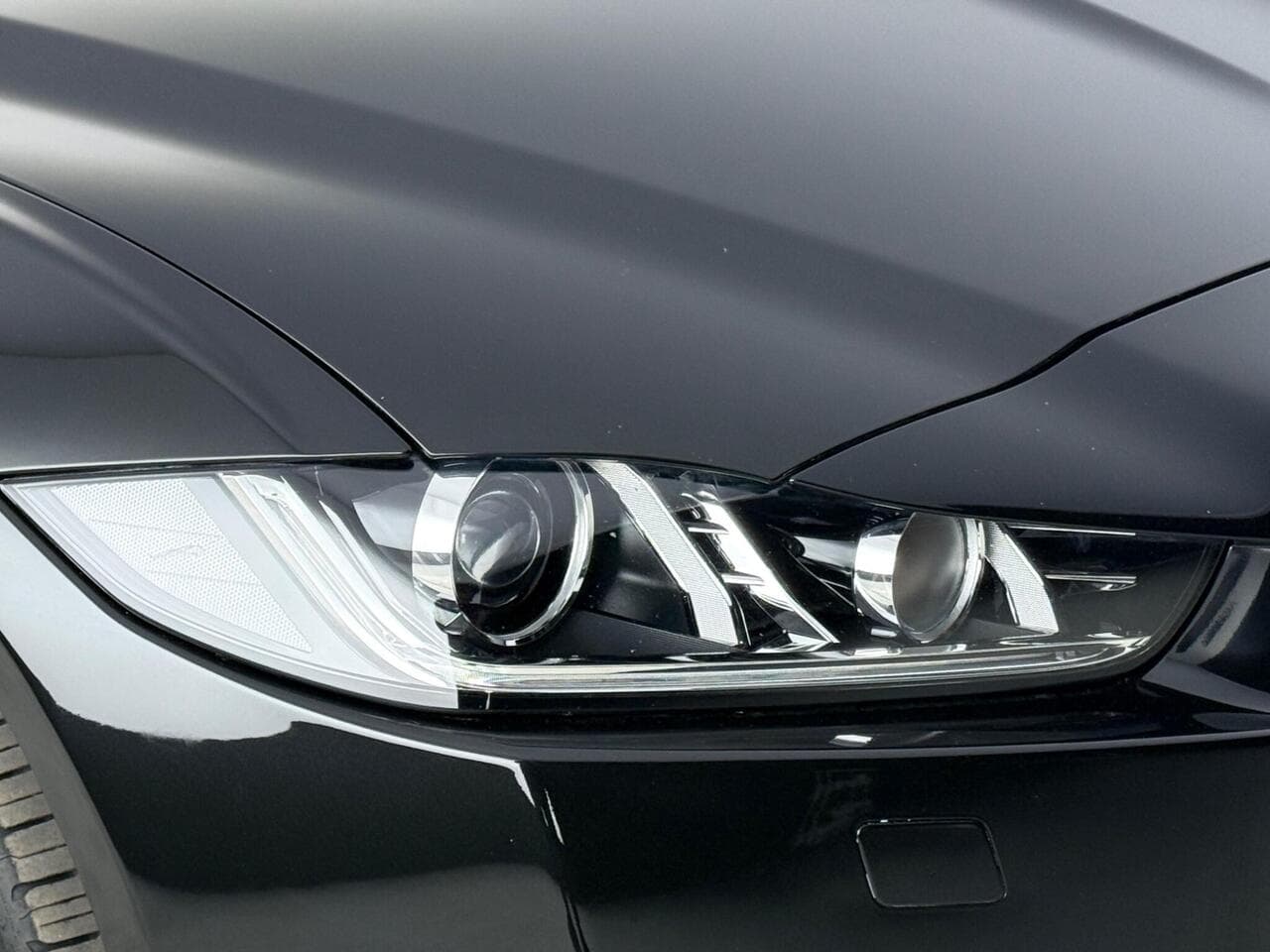 Jaguar XE thumbnail Lights Front