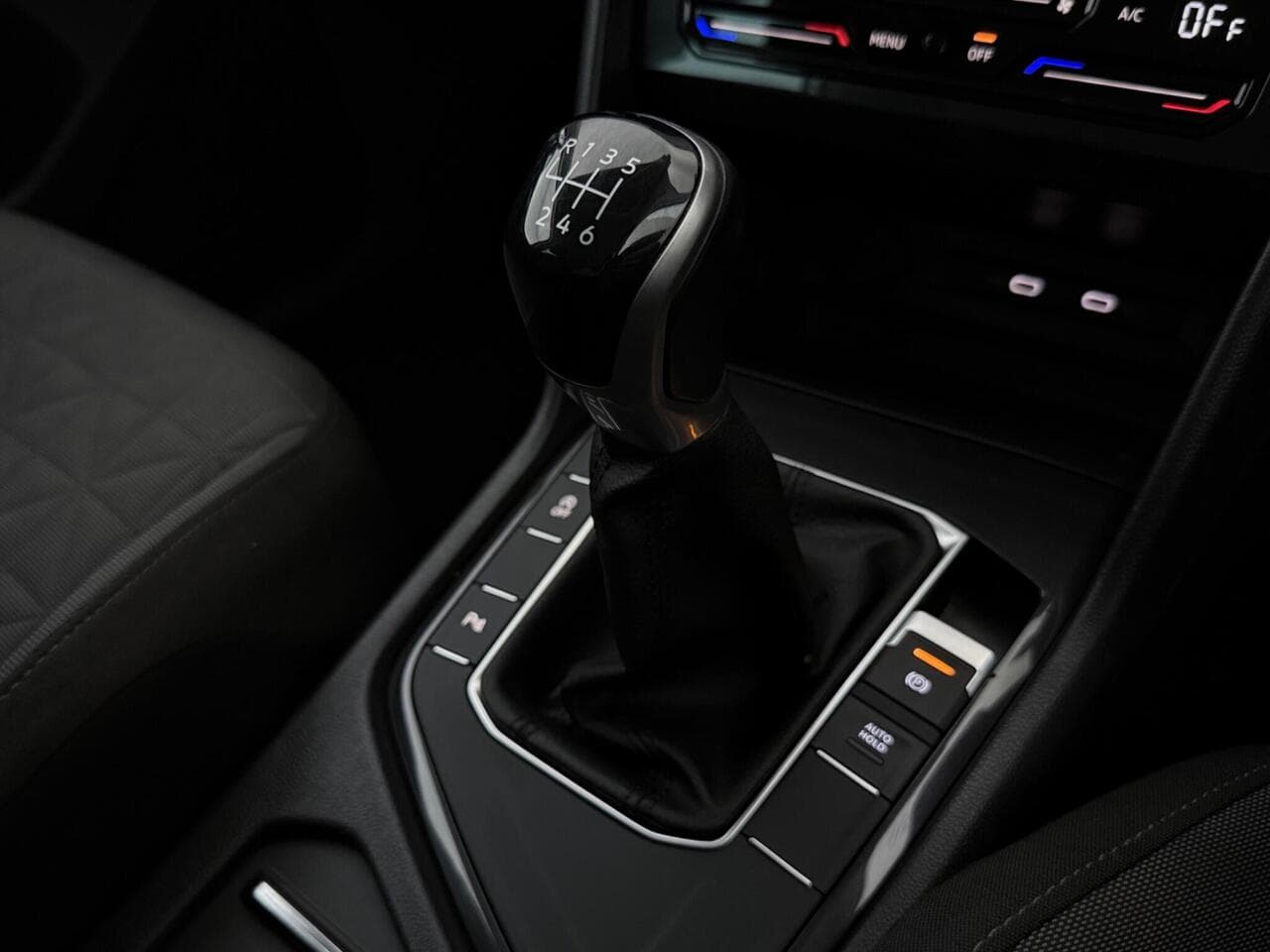 Volkswagen Tiguan thumbnail Interior Front