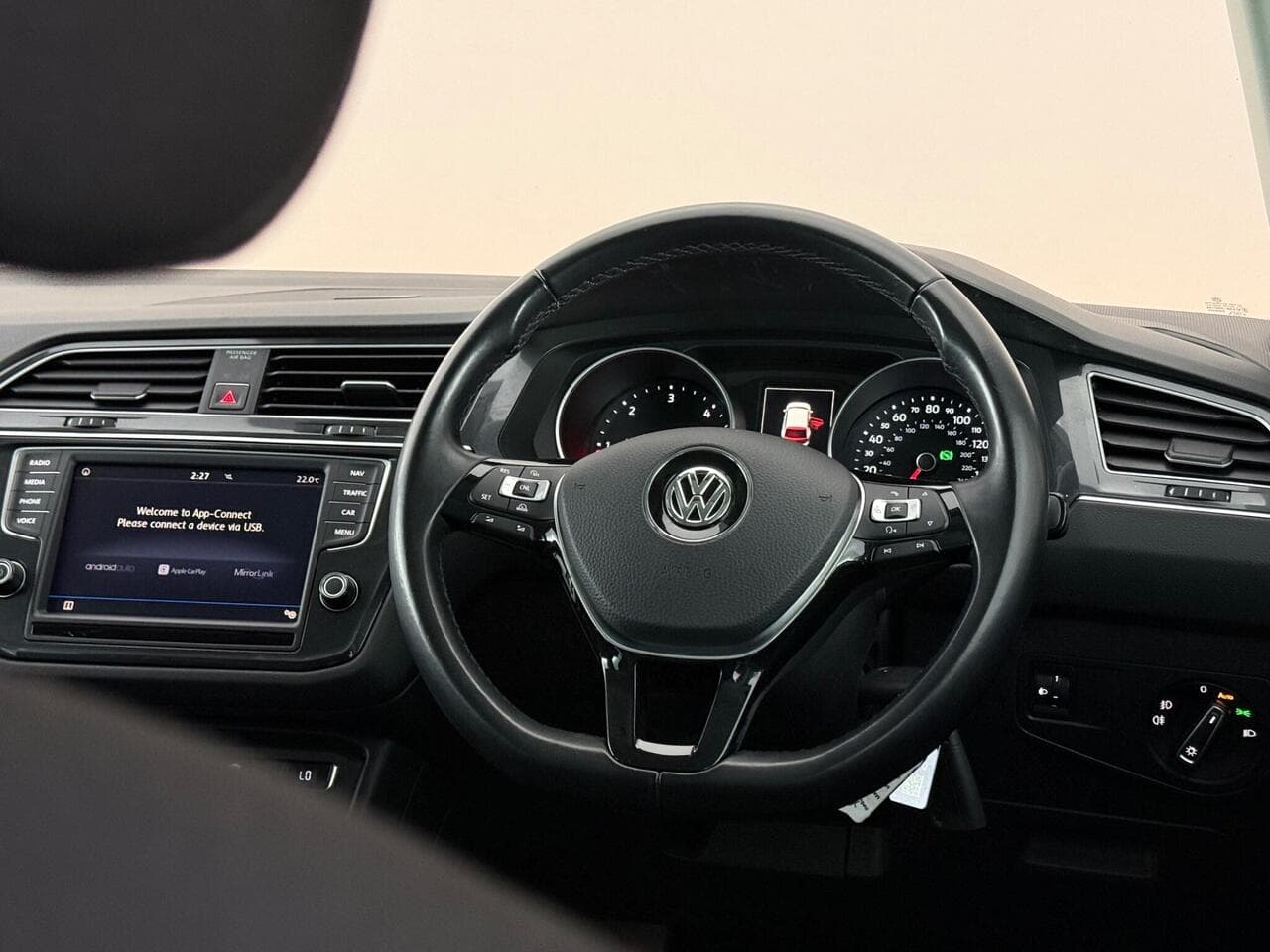 Volkswagen Tiguan thumbnail Steering Wheel