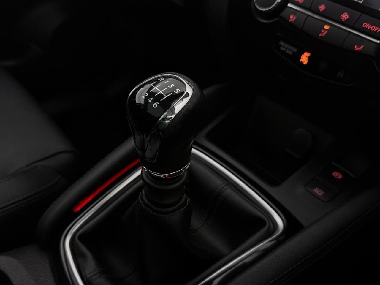 Nissan Qashqai thumbnail Interior Front