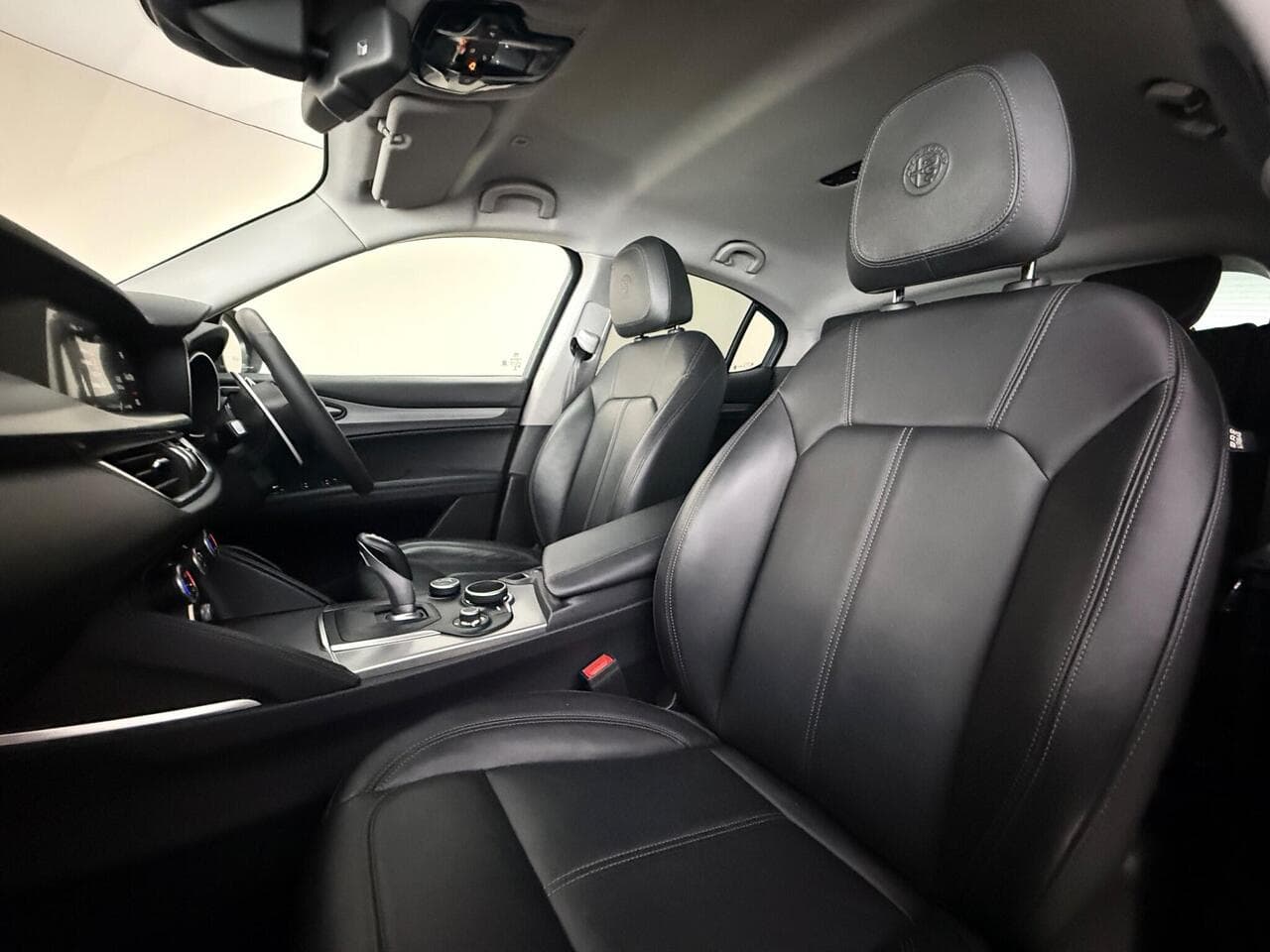 Alfa Romeo Stelvio thumbnail Seat Front Passenger